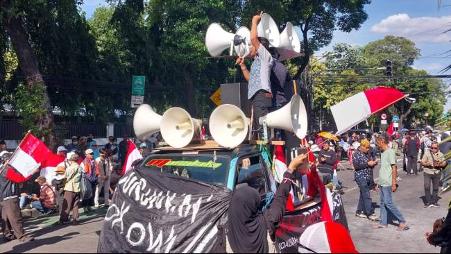 2 Kelompok Massa Demo di KPU: Satu Dukung Hasil Pemilu, Lainnya Tolak Kecurangan