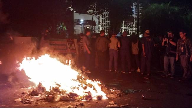 Massa Penolak Hasil Pemilu 2024 Gelar Aksi Bakar-bakaran di Depan Gedung KPU RI