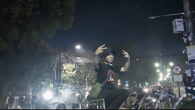 Massa yang Menolak Hasil Pemilu 2024 Masih Bertahan di Depan Kantor KPU