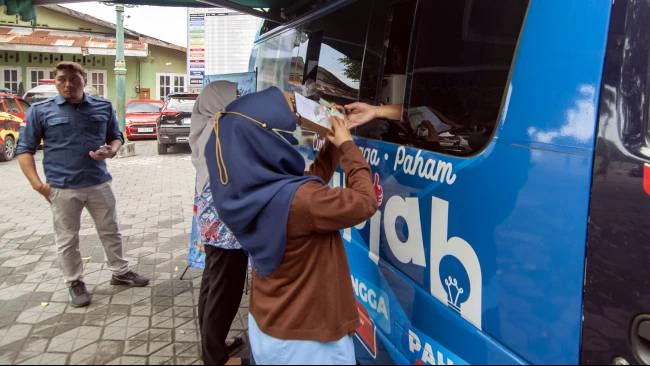 Bank Indonesia KPW DIY membuka layanan Serambi untuk penukaran uang receh di sejumlah titik di Kota Yogyakarta, seperti yang ada di halaman Masjid Besar Kauman, Yogyakarta, Selasa (11/3/2025).