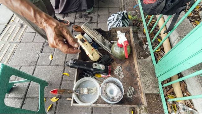 Peraltan cukur tradisional yang digunakan oleh Udin untuk mencukur pelanggannya di kawasan Alun-Alun Utara, Kota Yogyakarta, Minggu (30/3/2025).