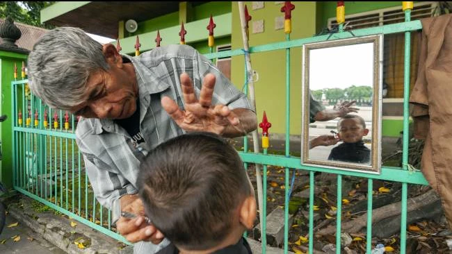 Pelanggan jasa cukur Udin di kawasan Alun-Alun Utara, Kota Yogyakarta, bukan hanya orang dewasa, tetapi juga anak-anak.