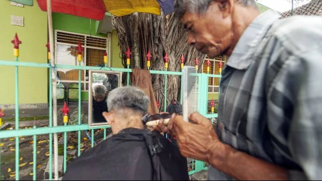 Udin mengaku sejumlah terkadang ada pemudik dari luar kota yang menggunakan jasa cukurnya di kawasan Alun-Alun Utara, Kota Yogyakarta, untuk bernostalgia.