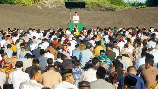 Khatib salat Idulfitri 1446 Hijriyah di Gumuk Pasir Parangtritis, Bantul, Daerah Istimewa Yogyakarta, Beta Pujanggamukti, sedang memberikan ceramahnya, Senin (31/3/2025).