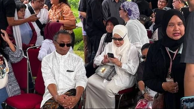 Dewi Yull Tegar Hadiri Pemakaman Ray Sahetapy
