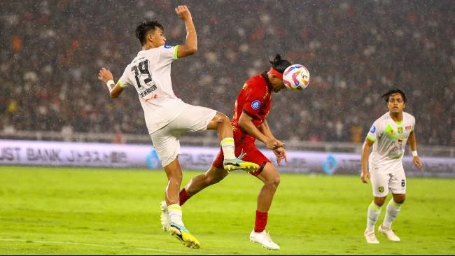 Malik Risaldi mencoba merebut bola dari Hanif Sjahbandi dalam laga Persija vs Persebaya di Stadion Gelora Bung Karno, Jakarta, Sabtu (12/4).