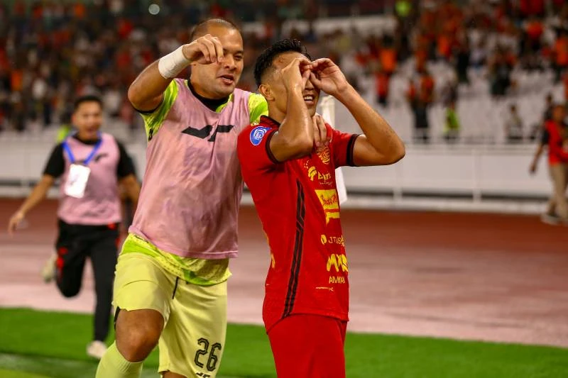 Rayhan Hannan merayakan selebrasi usai mencetak gol ke gawang Ernando Ari dalam laga Persija vs Persebaya di Stadion Gelora Bung Karno, Jakarta, Sabtu (12/4).