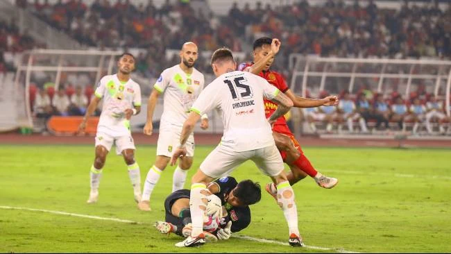 Rayhan Hannan berusaha merebut bola dari penguasaan Ernando dalam laga Persija vs Persebaya di Stadion Gelora Bung Karno, Jakarta, Sabtu (12/4).