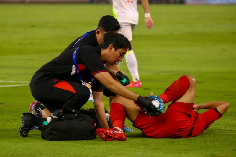 Witan Sulaeman saat diberikan pertolongan Dokter Tim Persija dalam laga Persija vs Persebaya di Stadion Gelora Bung Karno, Jakarta, Sabtu (12/4).
