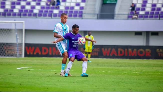 Jonata Felipe Machado menempel ketat Eber Bessa dalam lanjutan pekan ke-31 pertandingan Persita vs PSBS Biak di Stadion Indomilk Arena, Kabupaten Tangerang, Sabtu (3/5).