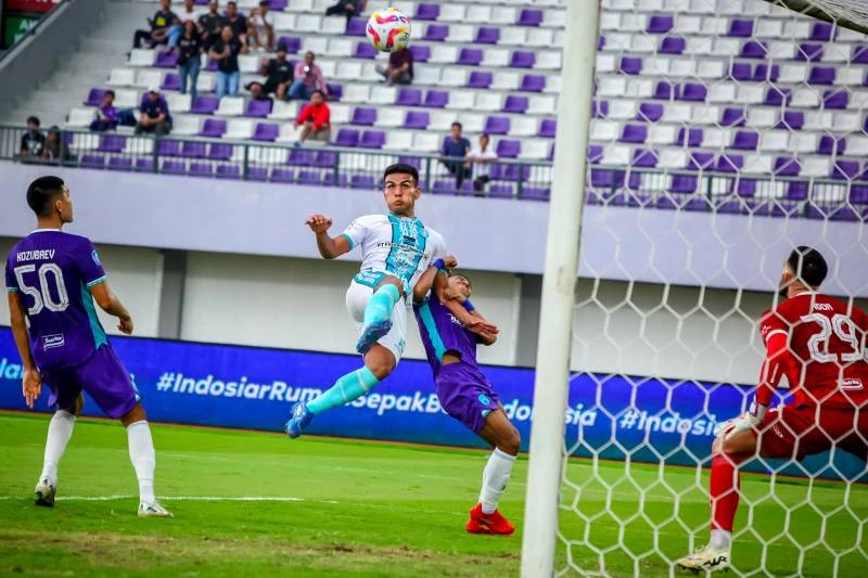 Alexsandro Dos Santos penyerang PSBS Biak saat mencetak gol ke dua ke gawang Igor Carreira dalam lanjutan pekan ke-31 pertandingan Persita vs PSBS Biak di Stadion Indomilk Arena, Kabupaten Tangerang, Sabtu (3/5).