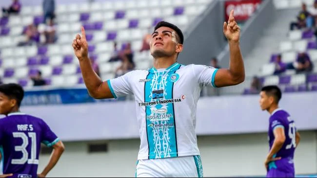 Alexsandro Dos Santos melakukan selebrasi saat mencetak gol kedua dalam lanjutan pekan ke-31 pertandingan Persita vs PSBS Biak di Stadion Indomilk Arena, Kabupaten Tangerang, Sabtu (3/5).
