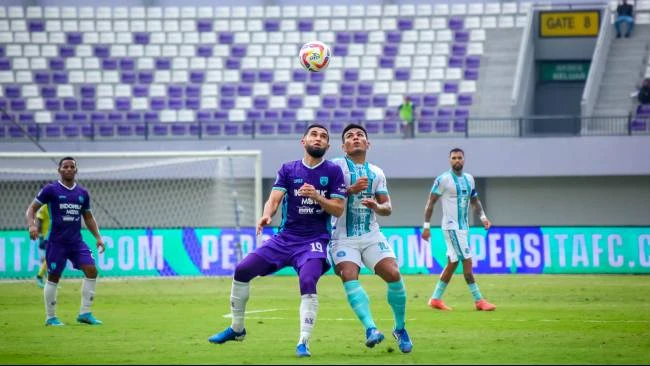 Javlon Guseynov saat berduel dengan Arganaraz dalam lanjutan pekan ke-31 pertandingan Persita vs PSBS Biak di Stadion Indomilk Arena, Kabupaten Tangerang, Sabtu (3/5).