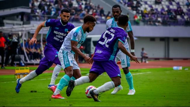 Williams Jose Lugo Ladera pemain PSBS Biak saat melewati 2 kawalan ketat Javlon dan Daviq Firdaus dalam pertandingan Persita vs PSBS Biak lanjutan pekan ke-31 di Stadion Indomilk Arena, Kabupaten Tangerang, Sabtu (3/5).