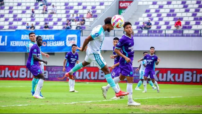 William Jose Lugo Ladera saat mencoba menyundul bola umpan silang Kelly Sroyer dalam pertandingan Persita vs PSBS Biak lanjutan pekan ke-31 di Stadion Indomilk Arena, Kabupaten Tangerang, Sabtu (3/5).