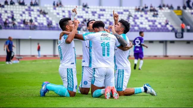 Alexsandro bersama Arganaraz, Lugo, Julian Alberto Velazquez melakukan selenbrasi usai Alexsandro mencetak gol pertama ke gawang Igor Carreira. 