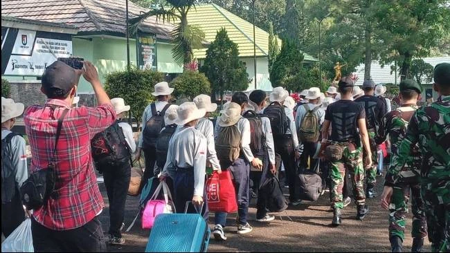 Melanggar Hak Asasi? Ini Kata Menteri HAM Soal Program Siswa ke Barak Militer ala Dedi Mulyadi