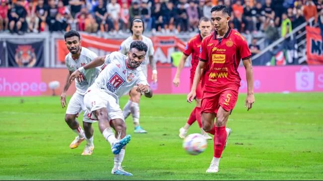 Yance Sayuri saat melakukan sapuan bola  usai serangan bertubi-tubi Persija di kotak Penalti Malut United dalam laga Persija vs Malut United di Stadion Jakarta Internasional Stadium, Jumat (23/5/2025). Skor berakhir imbang 0-0.