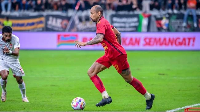 Gustavo Almedia mencoba melakukan serangan balik cepat ke jantung kiri pertahanan Malut United dalam laga Persija vs Malut United di Stadion Jakarta Internasional Stadium, Jumat (23/5/2025). Skor berakhir imbang 0-0.