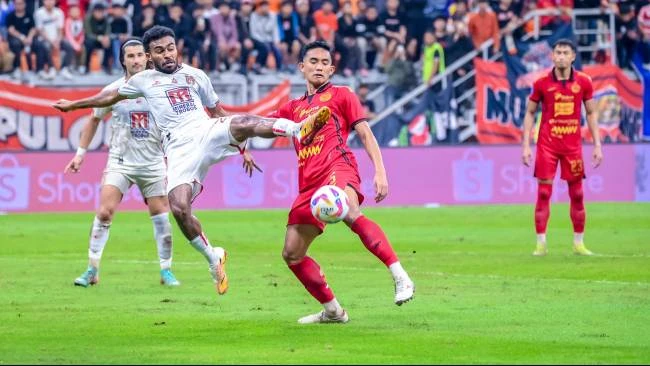 Yance Sayuri saat melakukan block tendangan Rizky Ridho dalam laga Persija vs Malut United di Stadion Jakarta Internasional Stadium, Jumat (23/5/2025). Skor berakhir imbang 0-0.