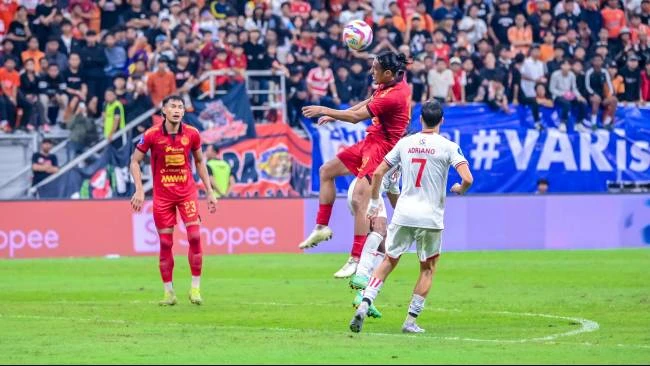 Hanif Sjahbandi saat menyundul bola memanfaatkan sepakan sudut yang dilakukan oleh Rayhan Hannan dalam laga Persija vs Malut United di Stadion Jakarta Internasional Stadium, Jumat (23/5/2025). Skor berakhir imbang 0-0.
