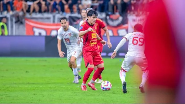 Ryo Matsumura mencoba melewati bek Malut United dalam laga Persija vs Malut United di Stadion Jakarta Internasional Stadium, Jumat (23/5/2025). Skor berakhir imbang 0-0.