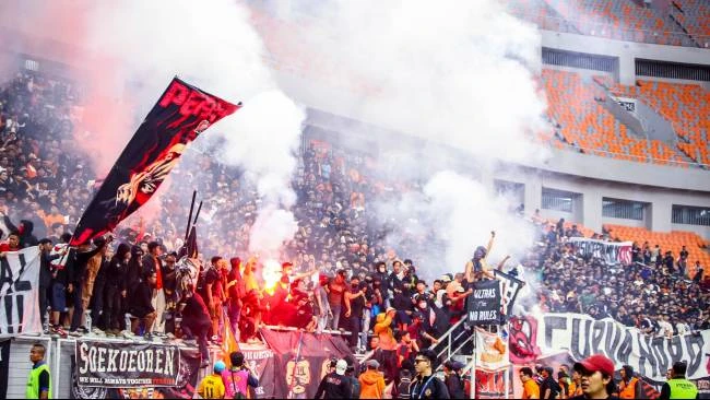 Tampak sisi tribun Utara menyalakan flare sehingga membuat laga terhenti menit ke-76 dalam laga Persija vs Malut United di Stadion Jakarta Internasional Stadium, Jumat (23/5/2025). Skor berakhir imbang 0-0.