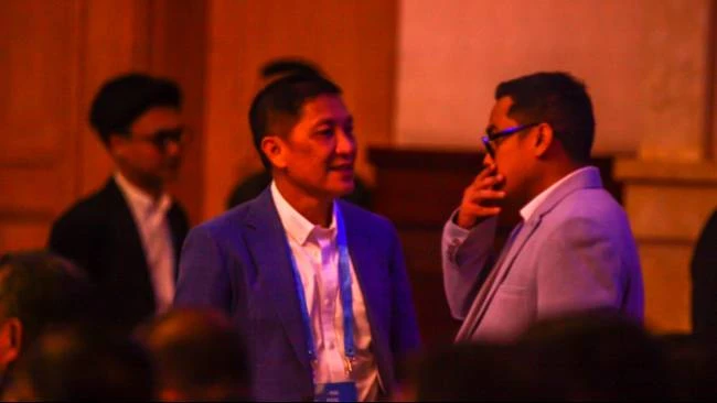 Ketua LIB, Ferry Paulus saat berbincang santai dengan Arya M. Sinulingga dalam kongres biasa PSSI di Kuningan Jakarta Selatan, Rabu (4/6/2025).