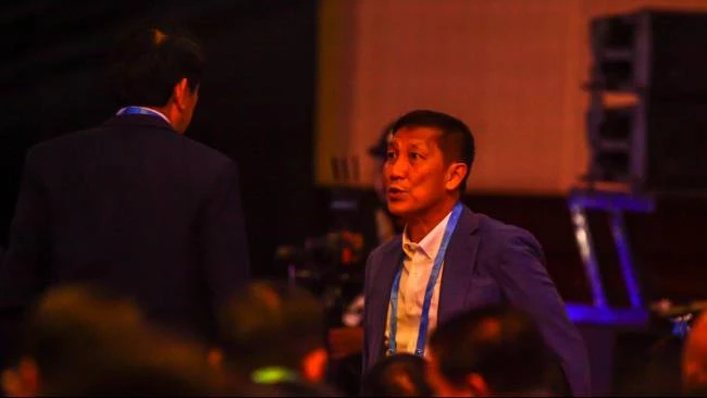 Ketua LIB, Ferry Paulus saat berbicara dengan perwakilan FIFA yang hadir dalam kongres biasa PSSI di Kuningan Jakarta Selatan, Rabu (4/6/2025).