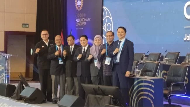 Erick Thohir saat foto bersama dengan Ketua KONI Pusat Letjen TNI Purn Marciano Norman, Mantan Ketua Umum PSSI 1999-2003, serta perwaklian AFC, Siti Zuraina Abdullah dan Perwakilan FIFA dalam kongres biasa PSSI, Rabu (4/6/2025).