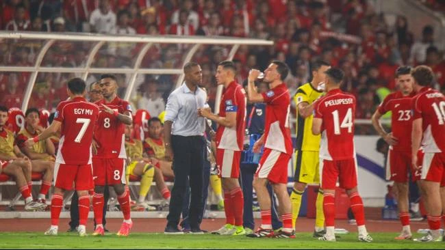 Patrick Kluivrt berikan masukan tambahan saat salah satu pemain China mendapatkan perawatan medis saat laga Indonesia vs China di Stadion Gelora Bung Karno, Jakarta, Kamis (5/6).
