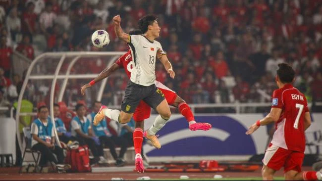 Yakob Sayuri saat berduel dengan pemain belakang China, Hu Hetao saat laga Indonesia vs China di Stadion Gelora Bung Karno, Jakarta, Kamis (5/6)