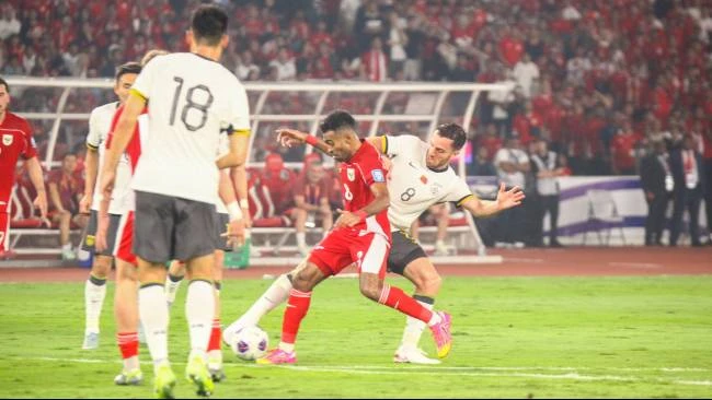 Yakob Sayuri saat berusaha melewati hadangan Sai Erjiniao pemain tengah China saat laga Indonesia vs China di Stadion Gelora Bung Karno, Jakarta, Kamis (5/6)