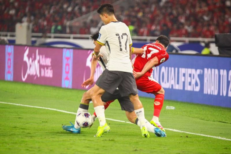 Calvin Verdonk berusaha melewati hadangan dua pemain China, Yang Zexiang dan Wang Yudong saat laga Indonesia vs China di Stadion Gelora Bung Karno, Jakarta, Kamis (5/6)