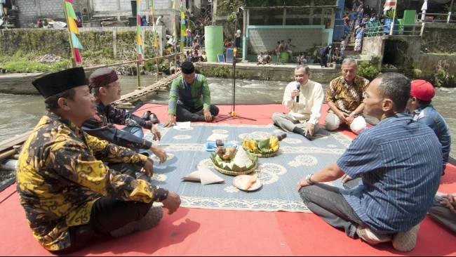 foto-tradisi-merti-mbelik-ungkapan-syukur-warga-badran-yogyakarta-atas-keberlimpahan-air