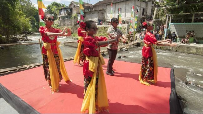 Salah satu tarian yang ditampilkan dalam kegiatan Merti Mbelik, di tepi Sungai Winongo, Kampung Badran, Bumijo,Kecamatan Jetis, Kota Yogyakarta, Kamis (10/7/2025). 