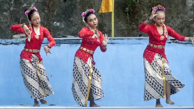 Remaja perempuan Kampung Badran, Bumijo, Kecamatan Jetis, Kota Yogyakarta, menampilkan tarian dalam kegiatan Merti Mbelik di tepi Sungai Winongo, Kamis (10/7/2025).