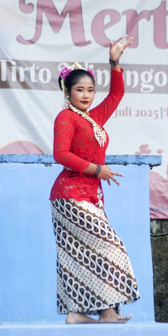 Seorang remaja perempuan Kampung Badran, Bumijo, Kecamatan Jetis, Kota Yogyakarta, saatmenampilkan tarian dalam kegiatan Merti Mbelik, Kamis (10/7/2025).