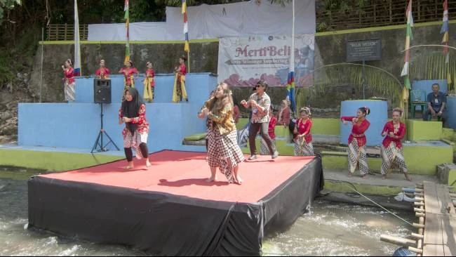 Sejumlah warga Kampung Badran, Bumijo, Kecamatan Jetis, Kota Yogyakarta, menampikan flash mob dalam kegiatan Merti Mbelik di kampung itu, Kamis  (10/7/2025).