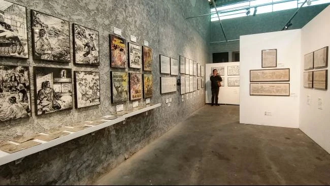 Seorang pengunjung pameran sketsa dan ilustrasi karya Win Dwi Laksono bertajuk Rindu Masa Lalu, memotret dari sudut ruang pamer Equalitera Art Space, Yogyakarta, Minggu (13/7/2025).