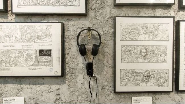 Headphone yang tersedia di lokasi pameran sketsa dan ilustrasi karya seniman Win Dwi Laksono di Equalitera Art Space, Bantul, Daerah Istimewa Yogyakarta, mulai Minggu (13/7/2025) hingga Sabtu (26/7/2025).. Headphone ini untuk membantu difabel netra mendengarkan deskripsi karyayang dipamerkan. 