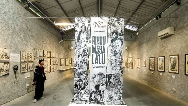 Suasana ruang pamer gambar sketsa dan ilustrasi karya seniman Win Dwi Laksono menjelang pembukaan pameran, di Equalitera Art Space, Bantul, Daerah Istimewa Yogyakarta, Minggu (13/7/2025).