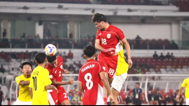 Brandon Marsel Scheunemann saat berduel memanfaatkan tendangan sudut yang diperoleh skuad Garuda Muda dalam laga AFF U23 Indonesia vs Brunei Darussalam di Stadion Gelora Bung Karno, Jakarta, Selasa (15/7). 