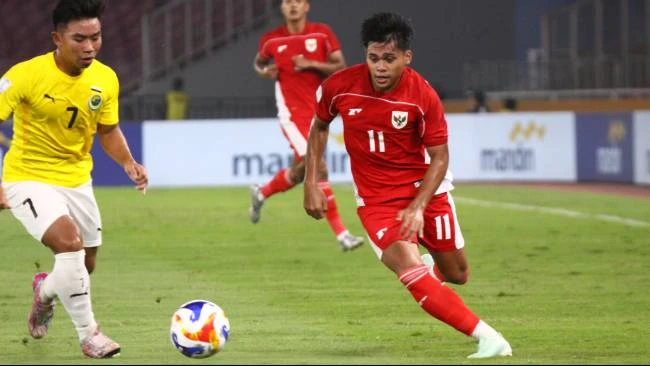 Rahmat Arjuna saat mencoba melewati Akh Muhd Ali Munawwar dalam laga AFF U23 Indonesia vs Brunei Darussalam di Stadion Gelora Bung Karno, Jakarta, Selasa (15/7). 