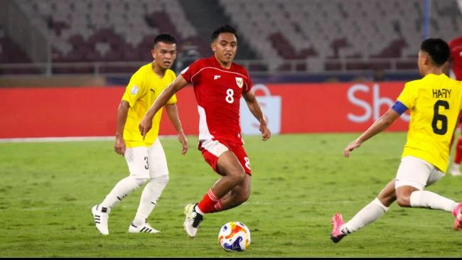 Rayhan Hannan saat berusaha merebut bola dari Abdul Hafiy Bin Herman dalam laga AFF U23 Indonesia vs Brunei Darussalam di Stadion Gelora Bung Karno, Jakarta, Selasa (15/7). 