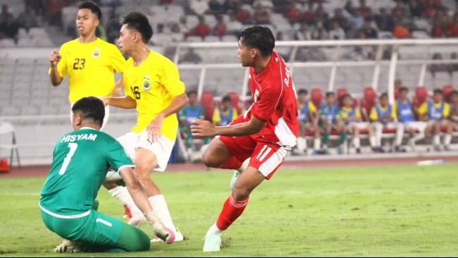 Rahmat Arjuna saat mendapat peluang di depan gawang Muhd Khairul Hisyam dalam laga AFF U23 Indonesia vs Brunei Darussalam di Stadion Gelora Bung Karno, Jakarta, Selasa (15/7). 