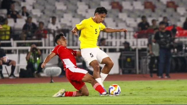 Rayhan Hannan mencoba merebut bola dari kaki Muhd Wafiq Danish dalam laga AFF U23 Indonesia vs Brunei Darussalamdi Stadion Gelora Bung Karno, Jakarta, Selasa (15/7). 