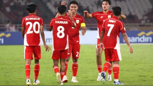 Rayhan Hannan bersama Ferarri, Scheunemann, Achmad Maulana, Toni Firmansyah dalam laga AFF U23 Indonesia vs Brunei Darussalam di Stadion Gelora Bung Karno, Jakarta, Selasa (15/7). 