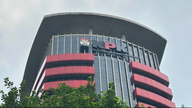 kpk-geledah-rumah-dinas-plt-gubernur-riau