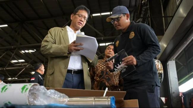 Pelabuhan Tanjung Priok Penuh, Purbaya Kaji Sanksi bagi Importir yang Menimbun Barang - Kompas.tv